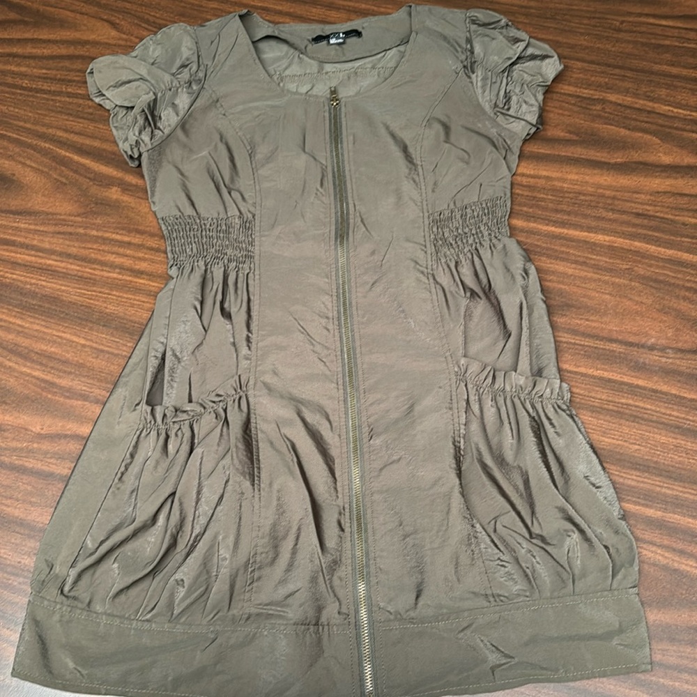 Mini dress , zipper in the middle , stretchy waist and pockets !!